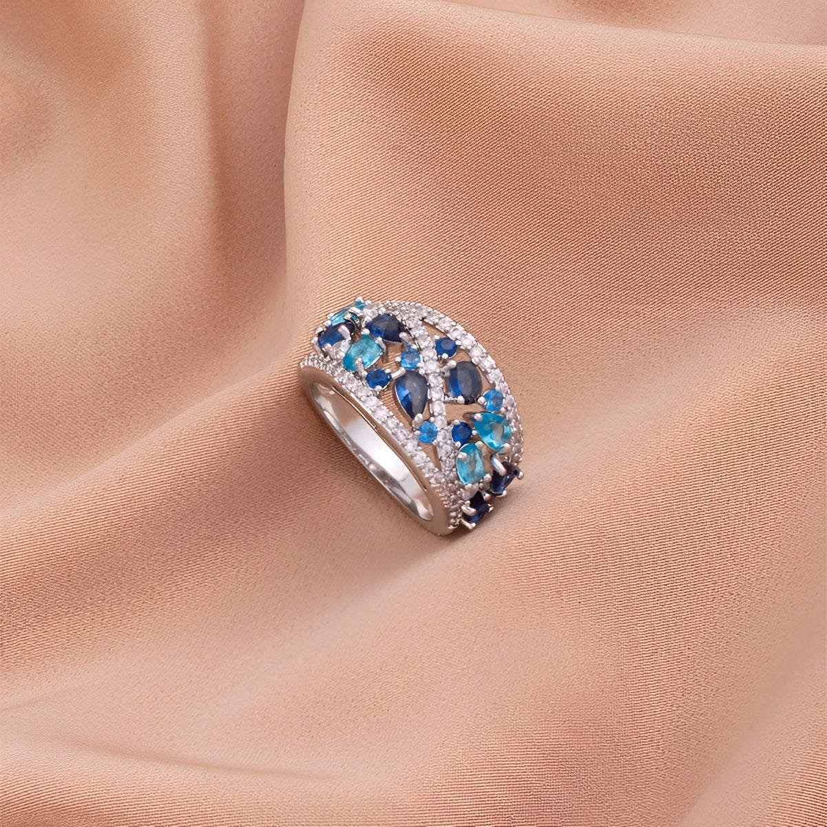 Julie – Vintage-Ring mit blauem Zirkon und goldenem Akzent