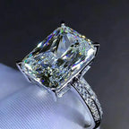 Jade – Ring mit Übergroßem Zirkon