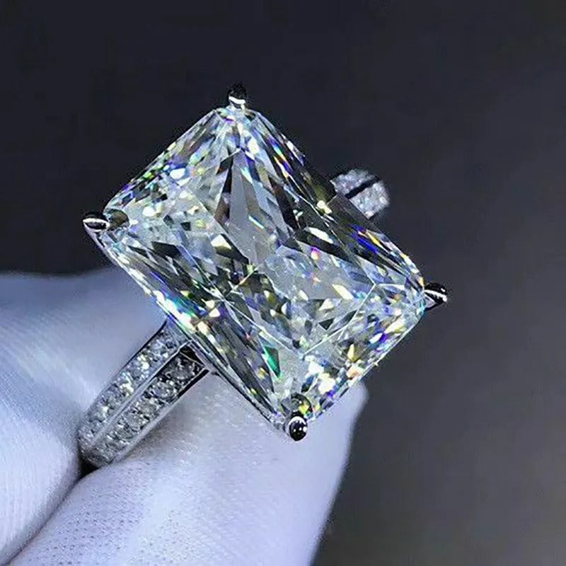 Jade – Ring mit Übergroßem Zirkon