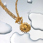 Milly – Auffällige Halskette mit goldener Sonnenblume