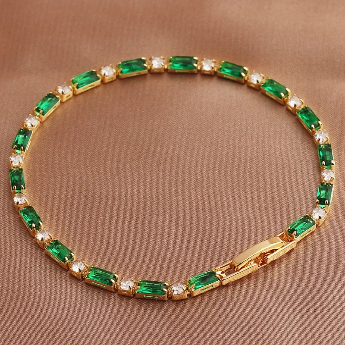 Miralyn – Goldenes Armband Elegant