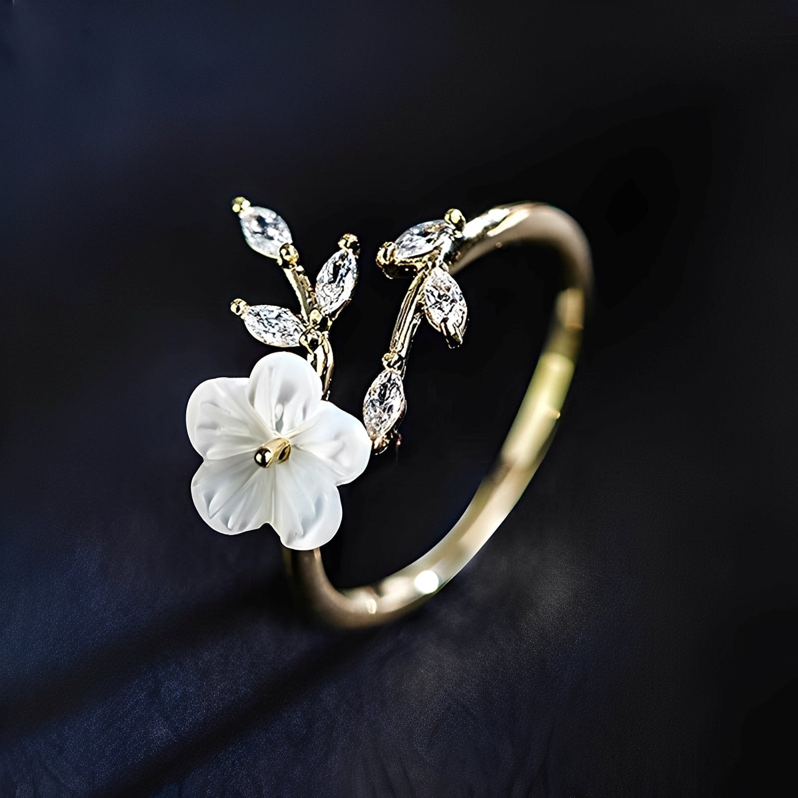 Mayla – Blütenring mit Weißen Blumen und Zirkonia