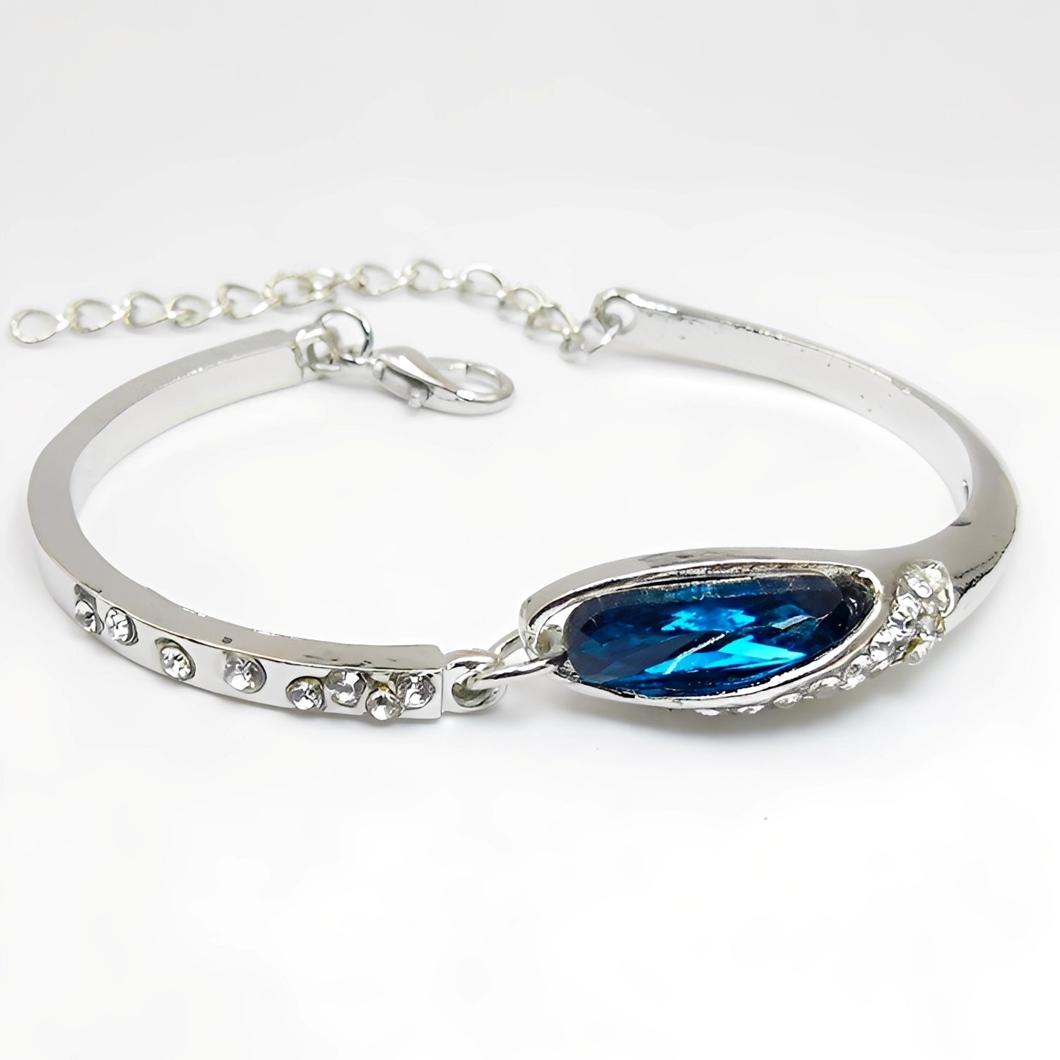 Miku – Stilvolles Armband Geschmückt mit Saphiren