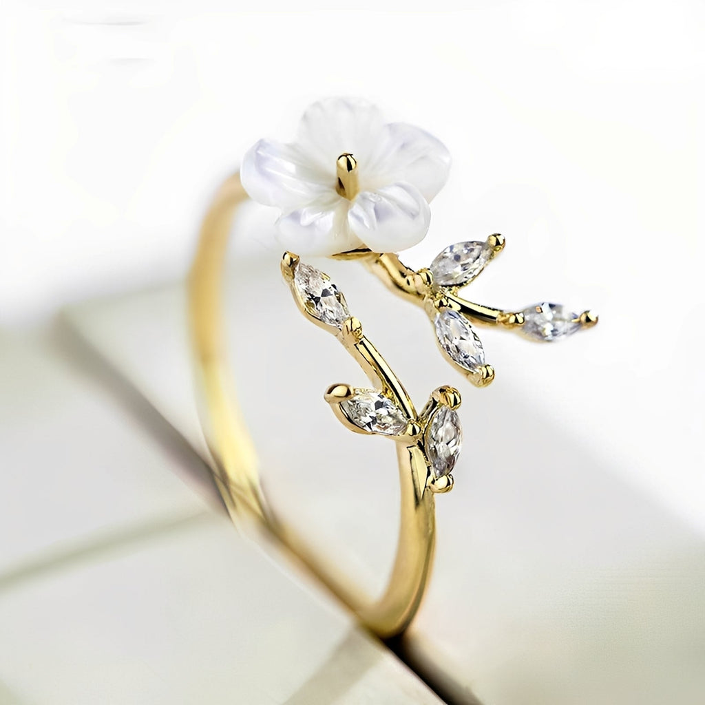 Mayla – Blütenring mit Weißen Blumen und Zirkonia