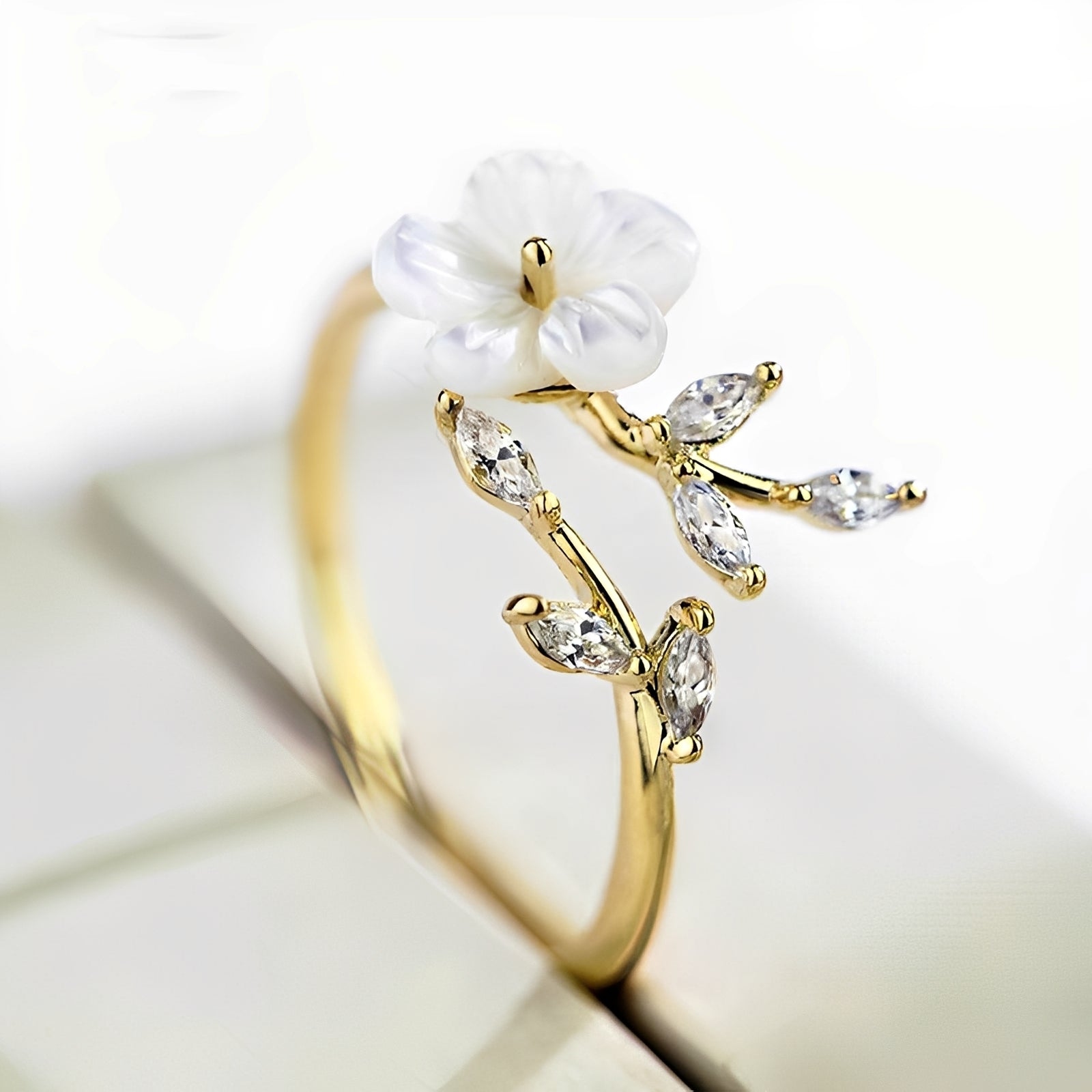 Mayla – Blütenring mit Weißen Blumen und Zirkonia