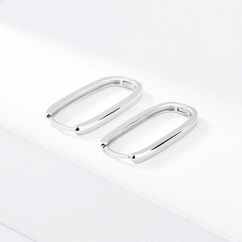 Laura – Quadratische Retro Huggie-Creolen