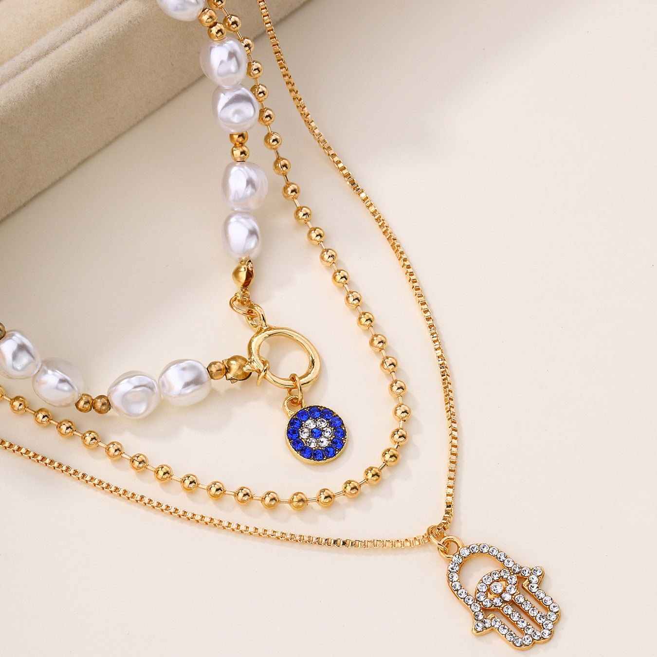 Jade – Mehrschichtiges Collier mit Perlen und Hamsa