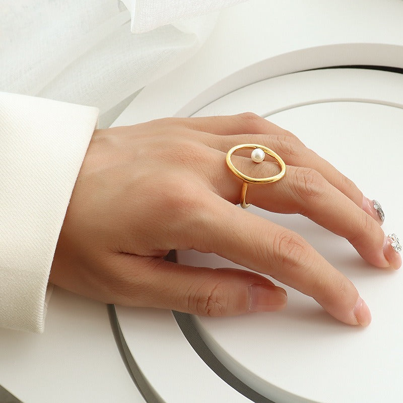 Rana – Ring aus Gold mit ovaler Perle
