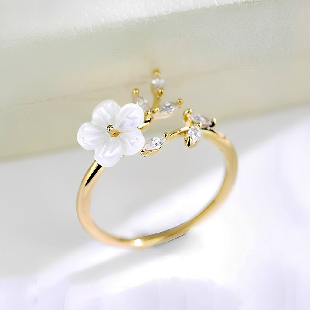 Mayla – Blütenring mit Weißen Blumen und Zirkonia