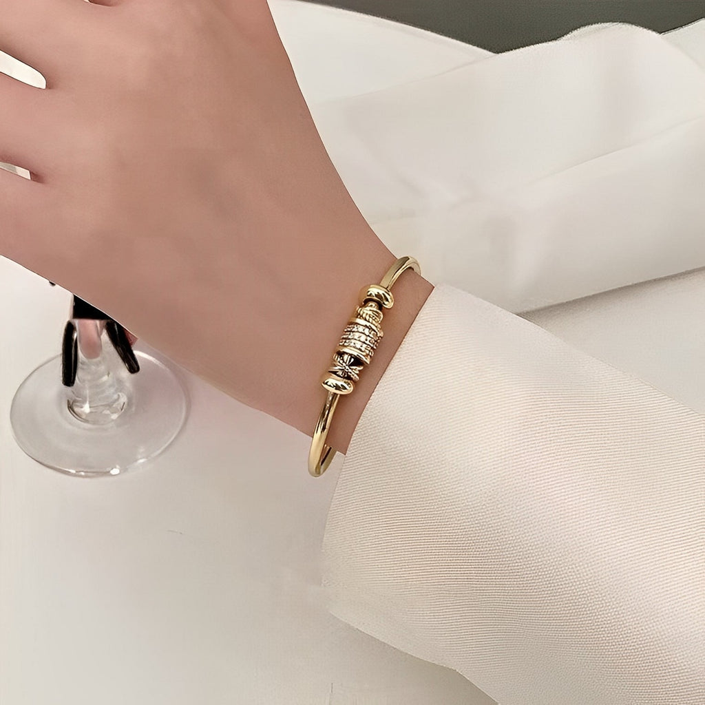 Ella – Anpassbares Armband mit Goldenen Anhängern
