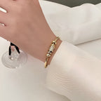Ella – Anpassbares Armband mit Goldenen Anhängern