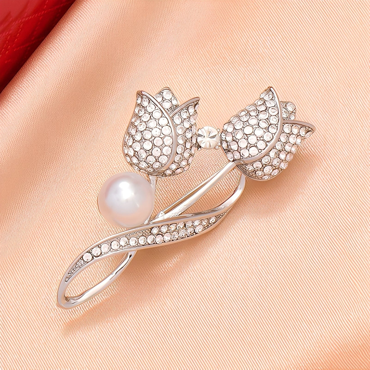 Jackie – Tulpenbrosche mit elegantem Detail