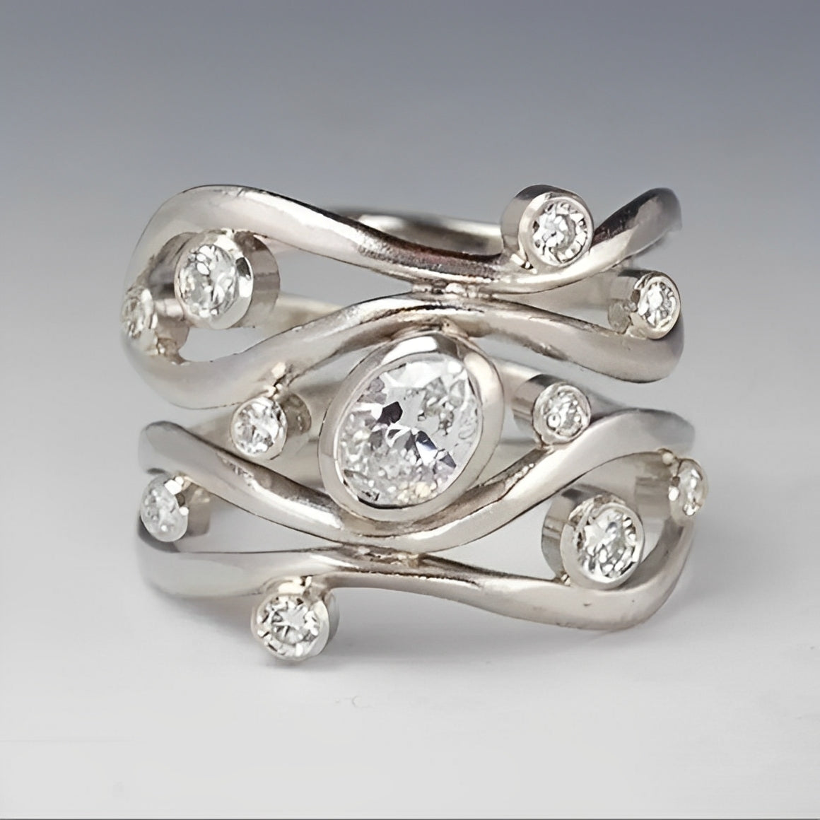 Inara – Vintage-Ring aus Silber mit Unregelmäßiger Zirkonia