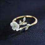 Mayla – Blütenring mit Weißen Blumen und Zirkonia