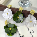 Kai – Hängende Blumenohrringe in Gold