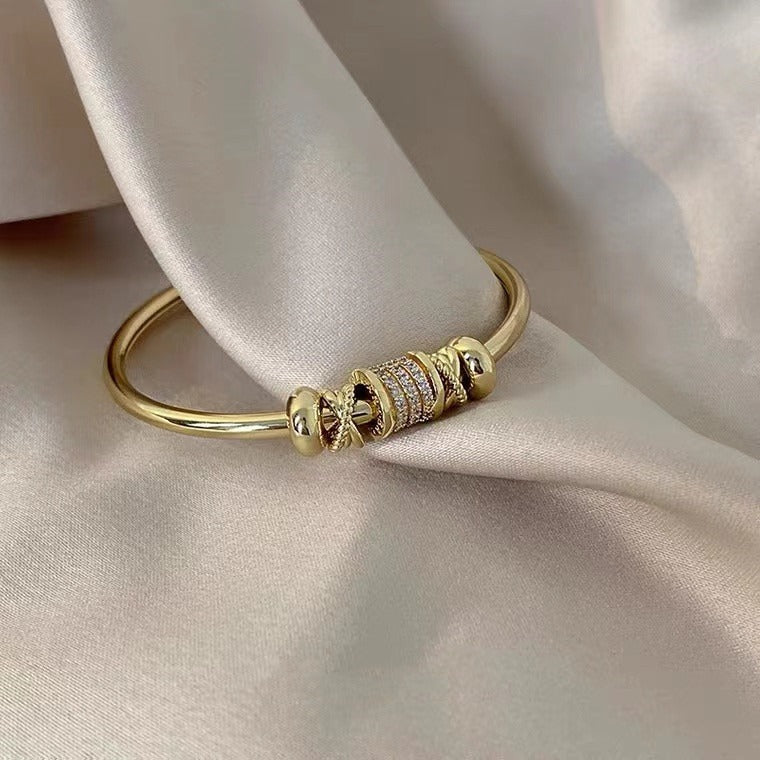 Ella – Anpassbares Armband mit Goldenen Anhängern