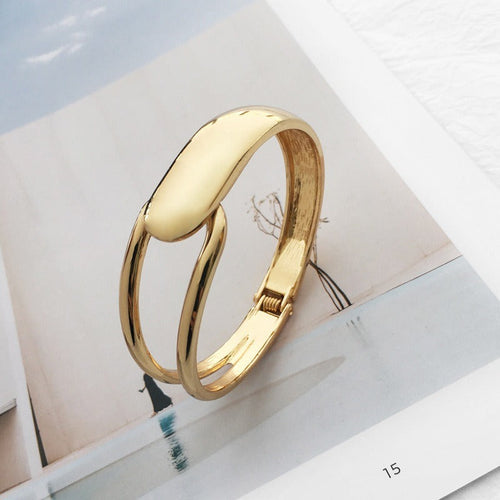 Alyssa – Stilvoller Goldner Armreif