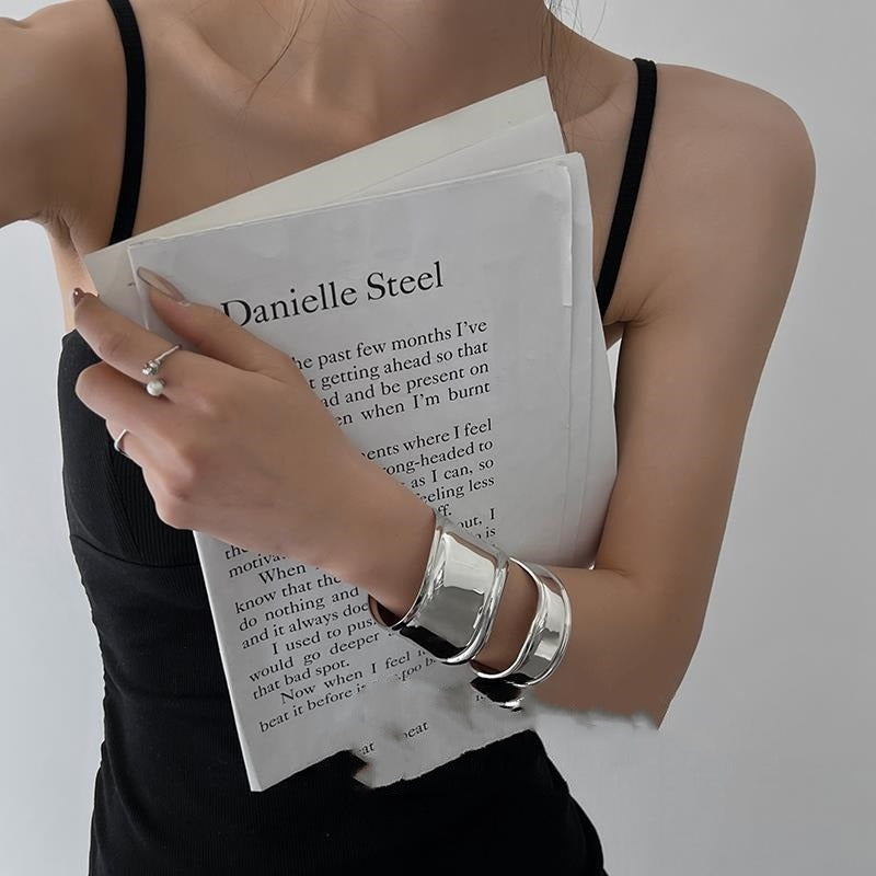 Daria – Breites Metallisches Manschettenarmband