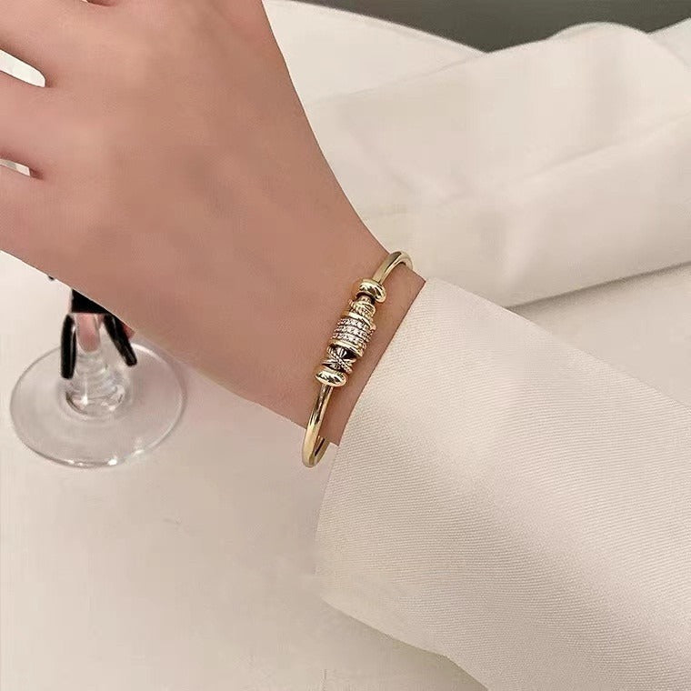Amalia – Anpassbares Armband mit Goldenen Charms