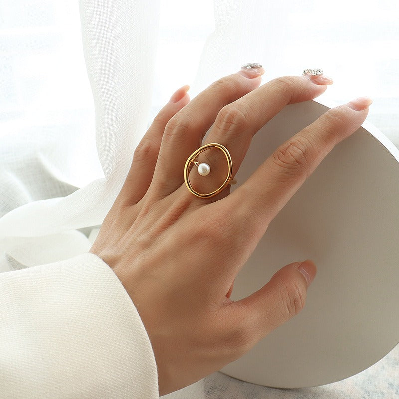 Rana – Ring aus Gold mit ovaler Perle