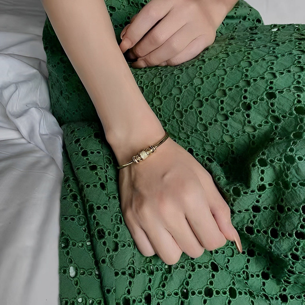 Ella – Anpassbares Armband mit Goldenen Anhängern