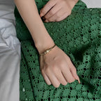 Ella – Anpassbares Armband mit Goldenen Anhängern