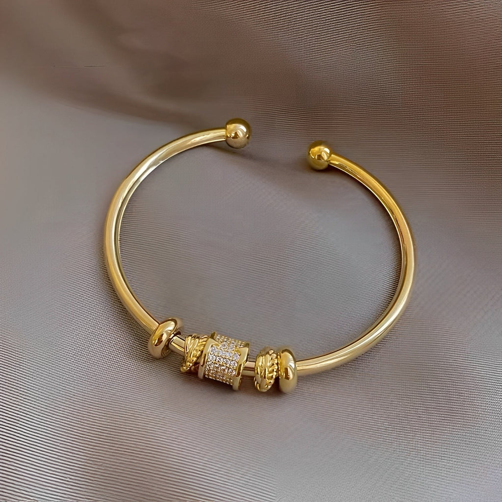 Ella – Anpassbares Armband mit Goldenen Anhängern