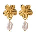 Ember – Ohrringe Blumenkreation mit goldenen Perlen
