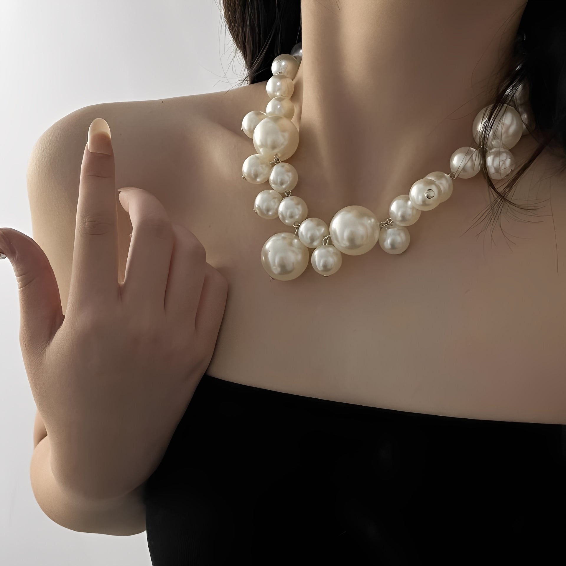 Lucie – Elegante Luxushalskette mit großen und kleinen Perlen