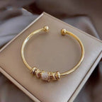 Amalia – Anpassbares Armband mit Goldenen Charms