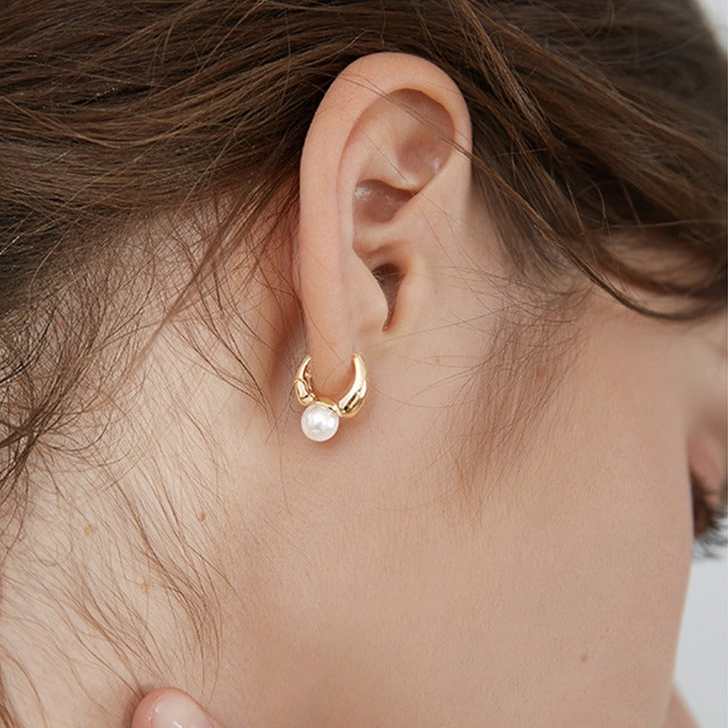 Maelle – Goldene Ohrringe mit Einzelner Perle