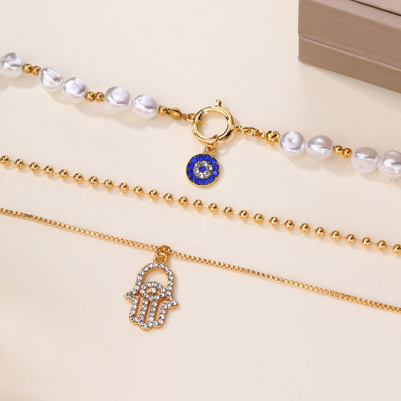 Jade – Mehrschichtiges Collier mit Perlen und Hamsa
