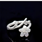 Lilou – Verstellbarer Vintage-Ring mit Weißer Blume