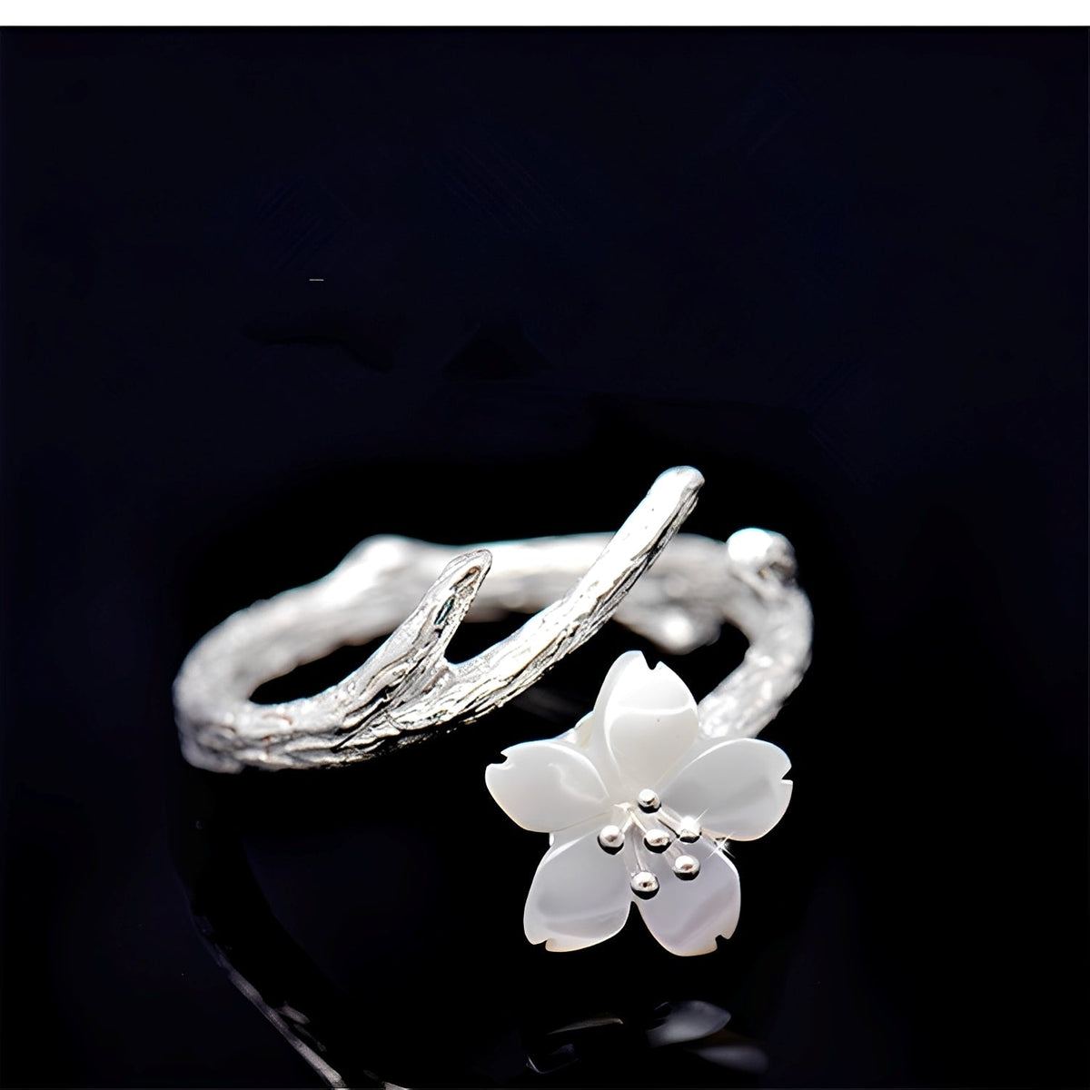 Lilou – Verstellbarer Vintage-Ring mit Weißer Blume