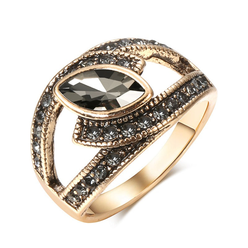 Amena – Stilvoller Ring mit dunklem Detail