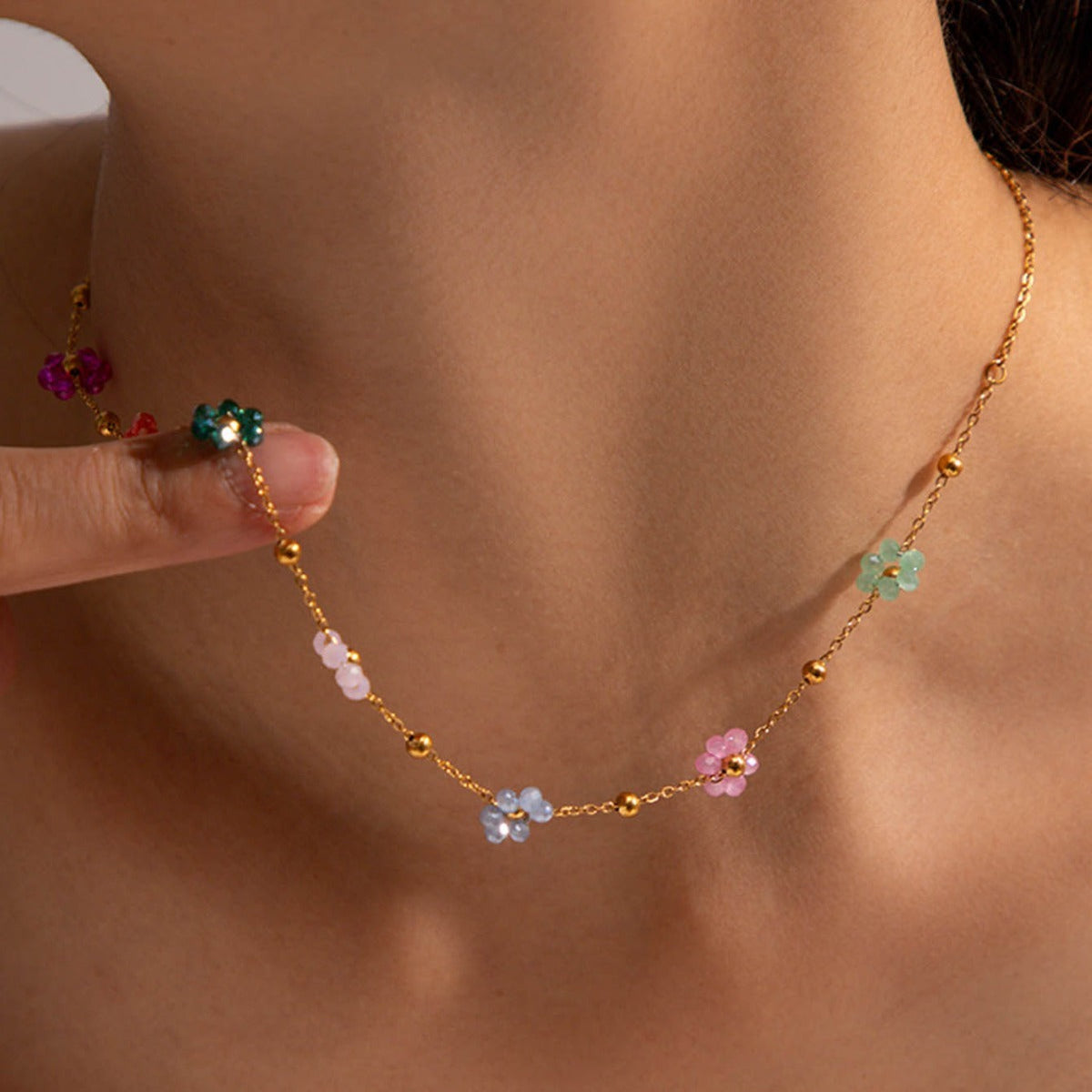 Karylle – Halskette mit kleinen bunten Blumen