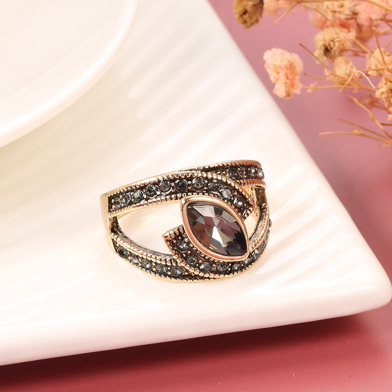 Amena – Stilvoller Ring mit dunklem Detail