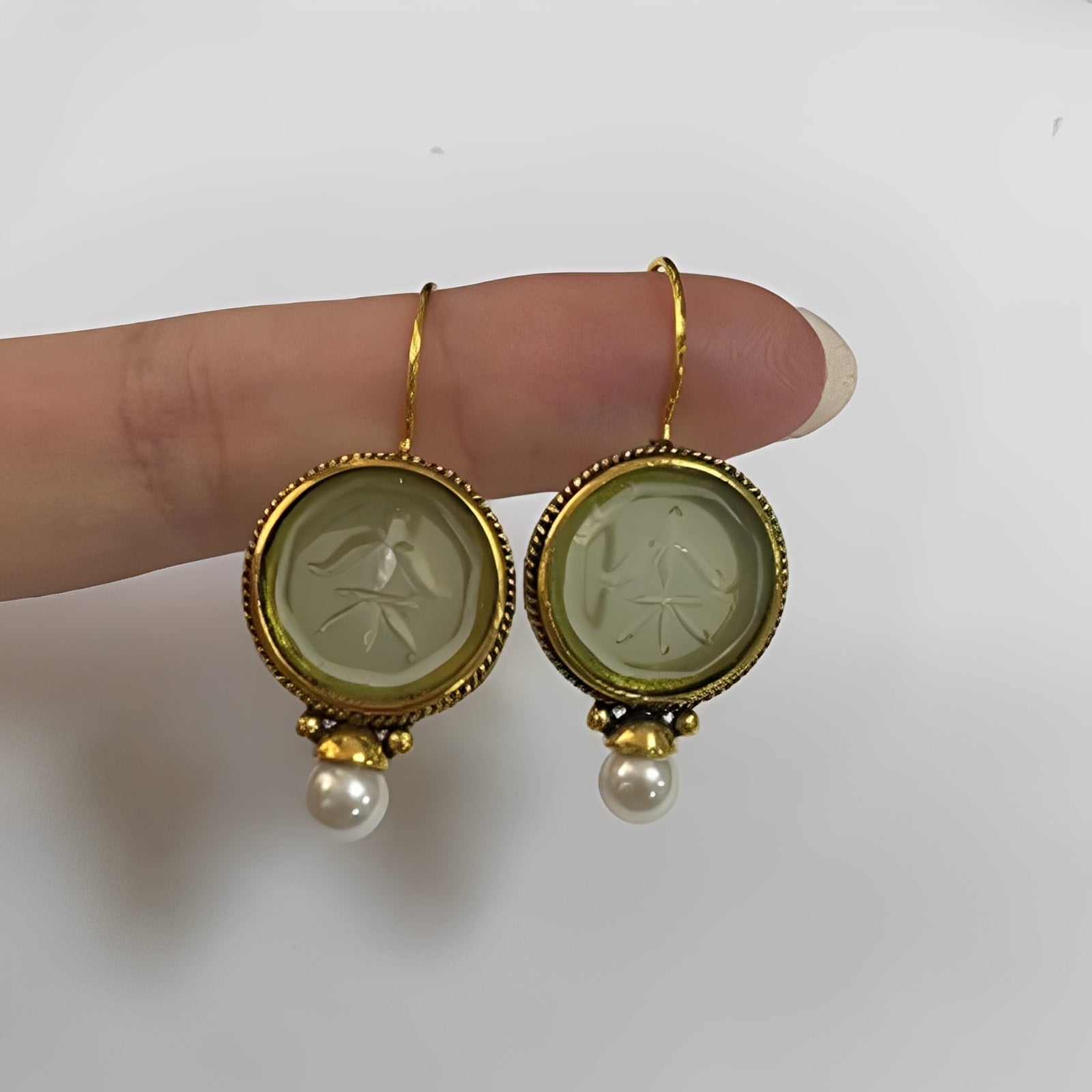 Nolwenn – Vintage-Ohrringe mit Perle und Emerald