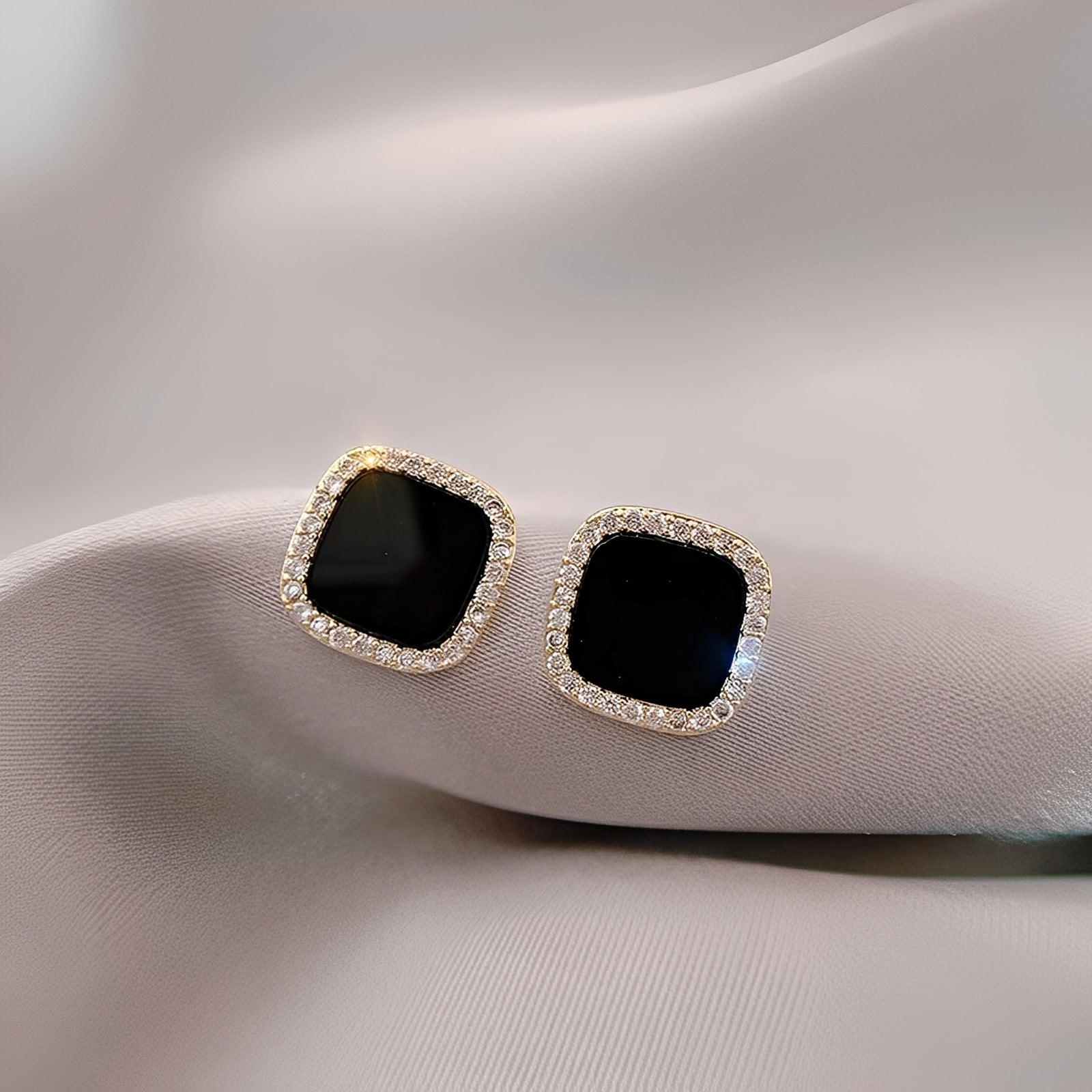 Catherine – Ohrringe mit Onyx und ewigen Diamanten