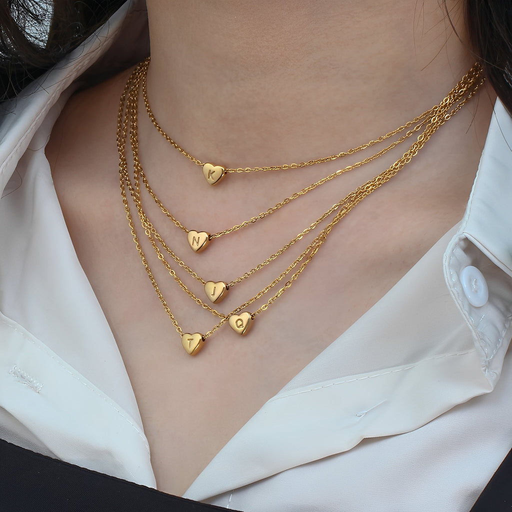 Amora – Herz Initialen Halskette in Gold