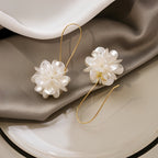 Florina – Weiße Blumenohrringe mit Natürlichem Charme