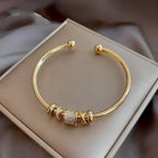Ella – Anpassbares Armband mit Goldenen Anhängern