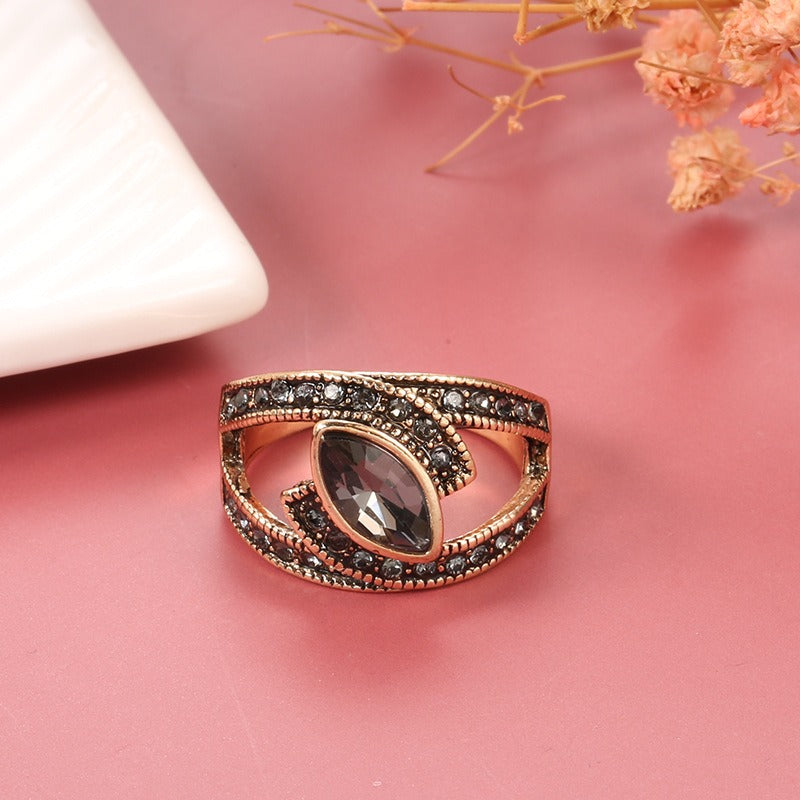 Amena – Stilvoller Ring mit dunklem Detail