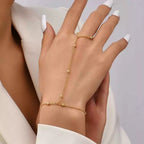 Lisa – Armband Kette Perlen und Handschuhe