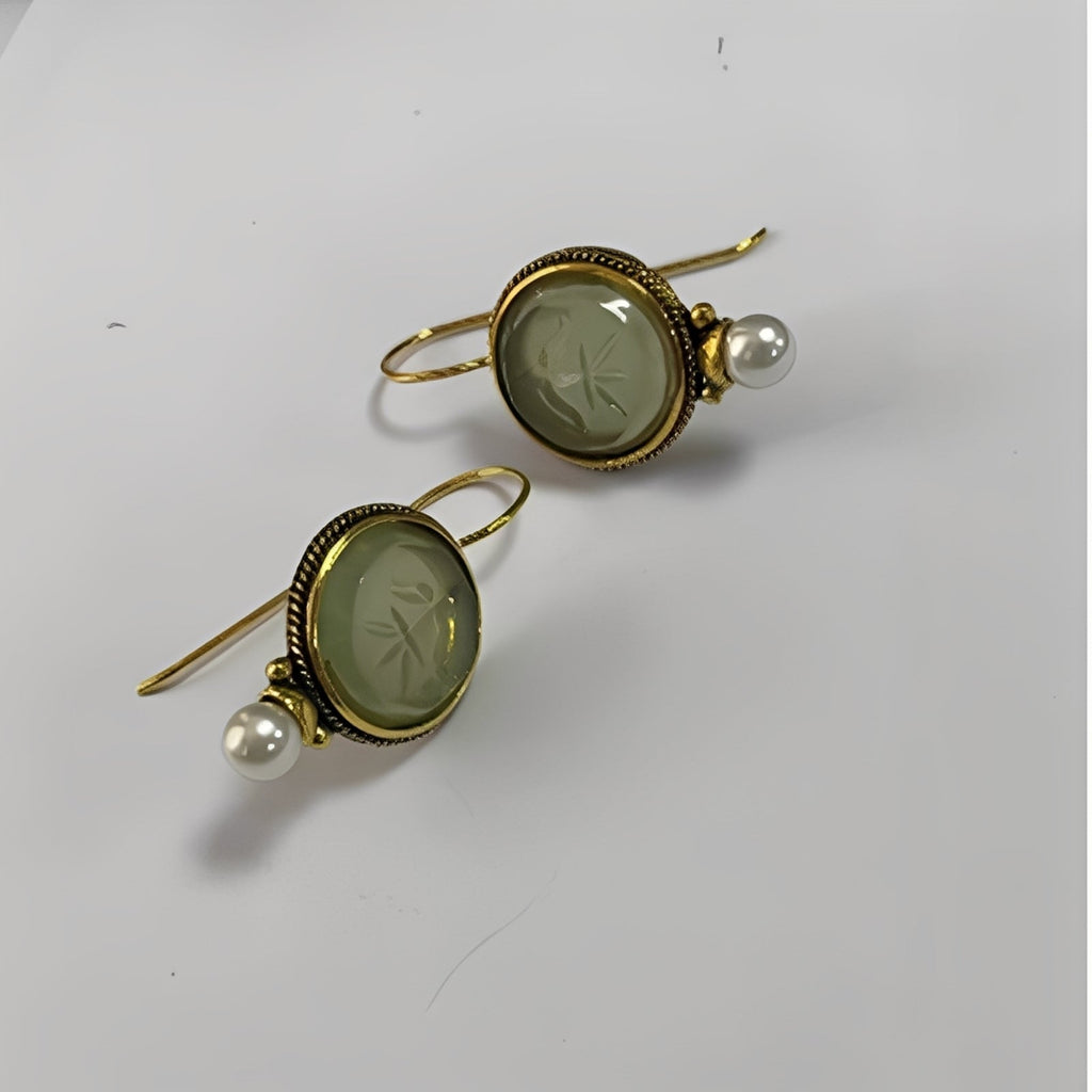 Nolwenn – Vintage-Ohrringe mit Perle und Emerald