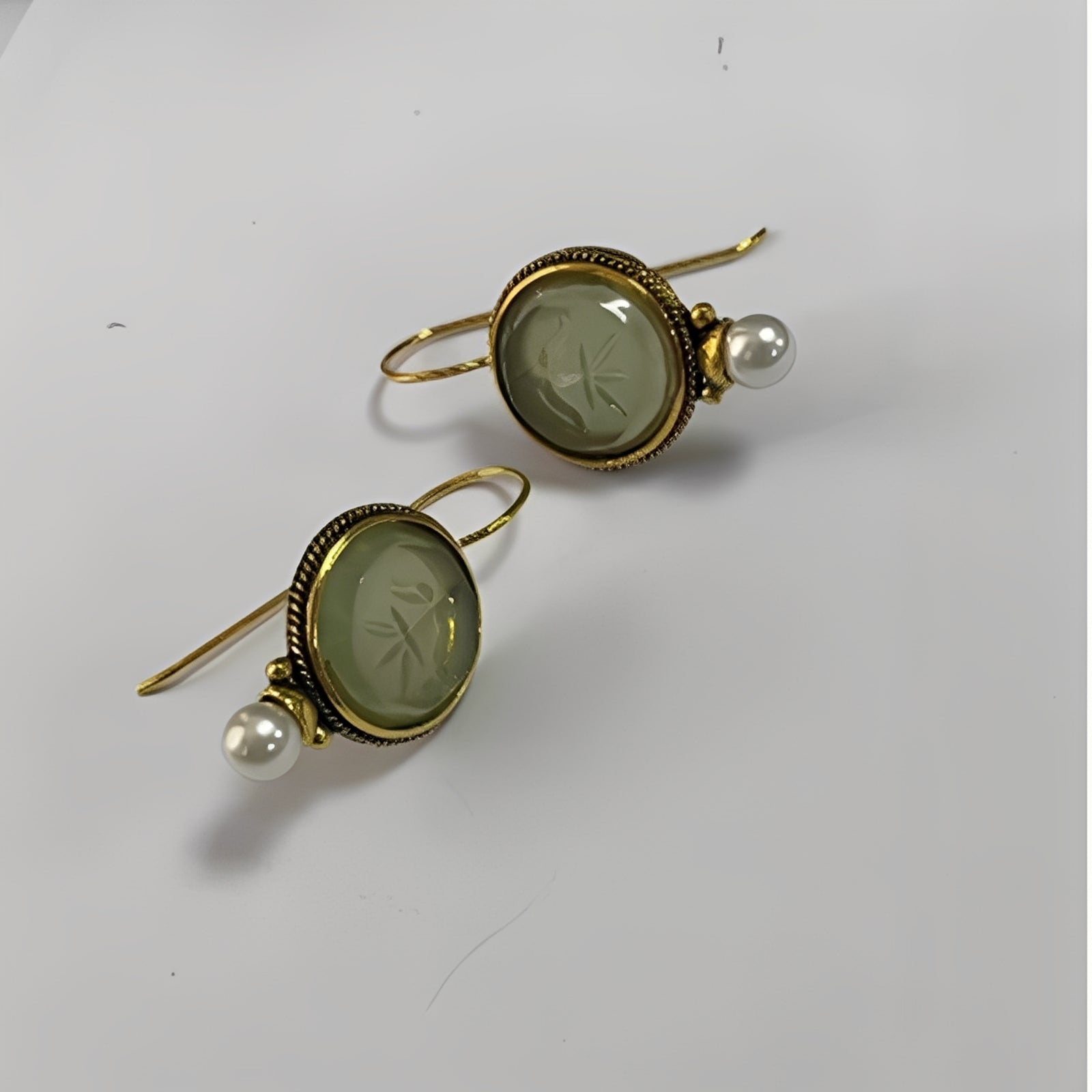 Nolwenn – Vintage-Ohrringe mit Perle und Emerald