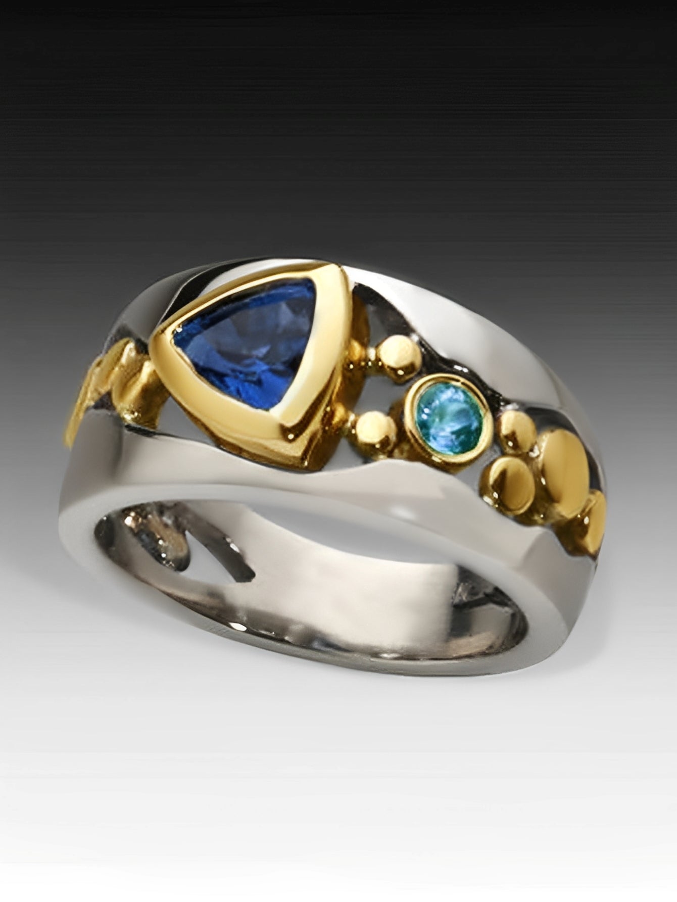 Ricca – Vintage-Ring mit leuchtendem blauen Kristall