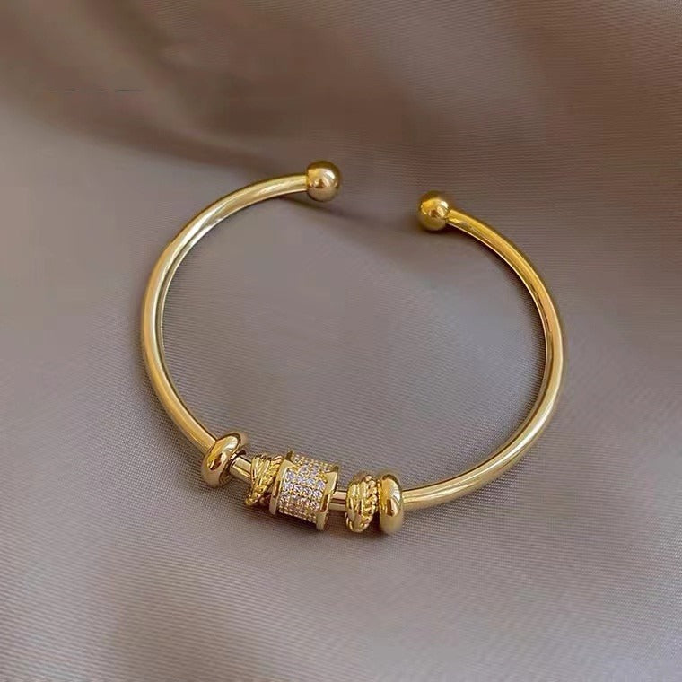 Amalia – Anpassbares Armband mit Goldenen Charms