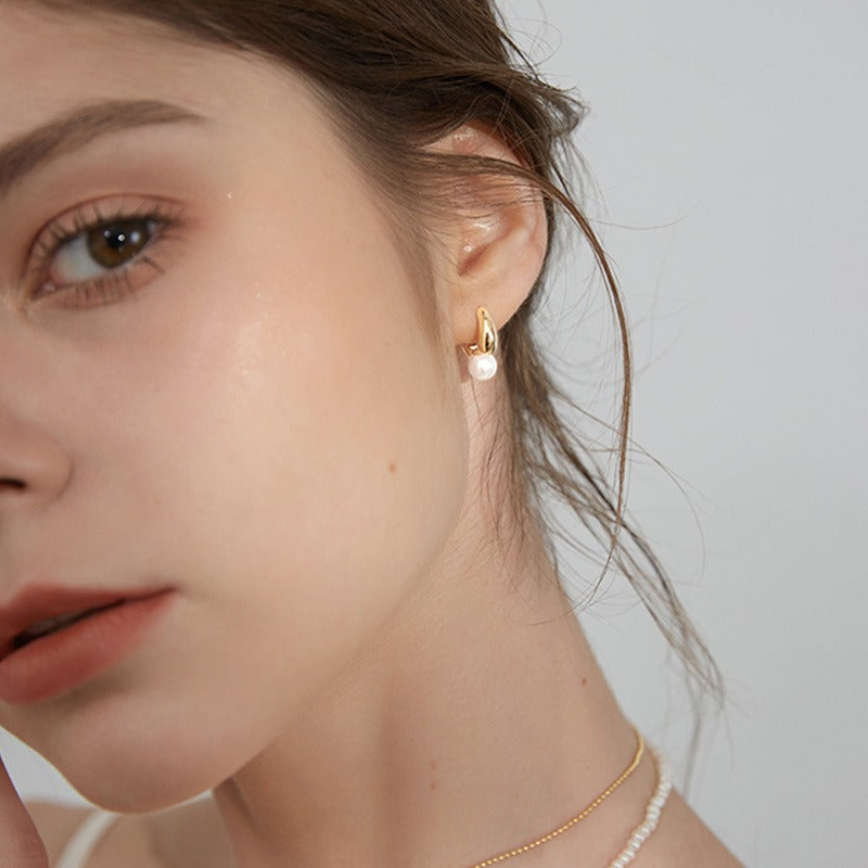 Maelle – Goldene Ohrringe mit Einzelner Perle