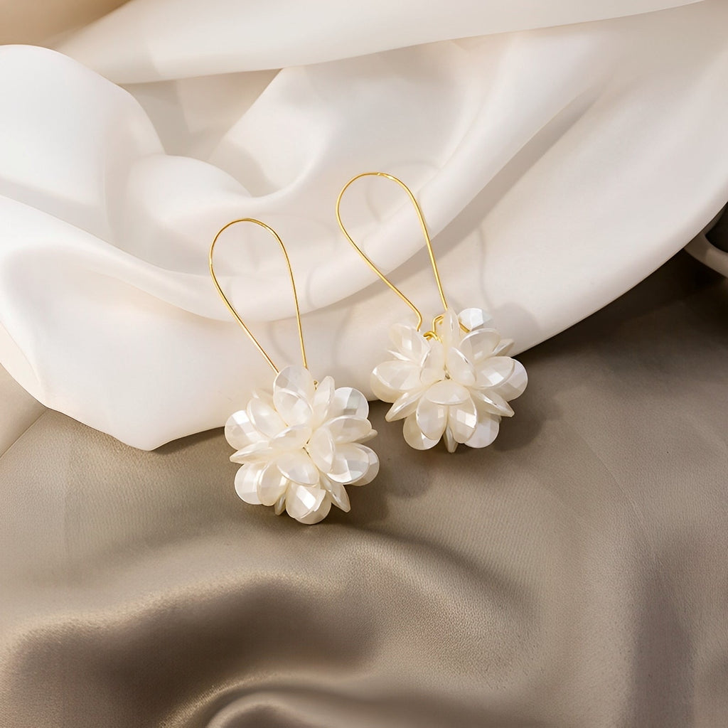 Florina – Weiße Blumenohrringe mit Natürlichem Charme